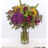 Bunter Blumenstrauß – Üppig bestückt mit Hortensien, Sonnenblumen und Rosen mit violetter Hortensie, strahlenden Sonnenblumen, roten Rosen, Nelken, Astern, Löwenmäulchen, Thlaspi, Eukalyptus und zartem Schleierkraut – eine vielfältige Komposition für farbenfrohe und besondere Momente.