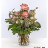 Eleganter Blumenstrauß mit rosa Rosen, Eukalyptus, Schleierkraut, Phalaris und frischen Monstera- sowie Salal-Blättern – eine harmonische Komposition für besondere Momente.