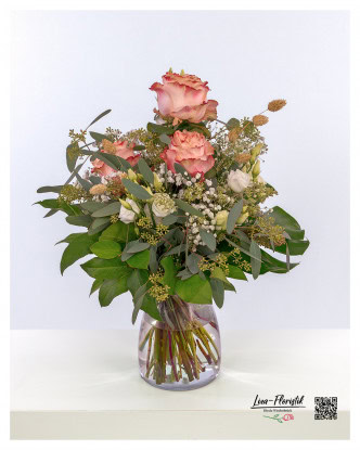 Eleganter Blumenstrauß mit rosa Rosen, Eukalyptus, Schleierkraut, Phalaris und frischen Monstera- sowie Salal-Blättern – eine harmonische Komposition für besondere Momente.