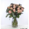 Eleganter Strauß mit Rosen, umrahmt von dunklem Schleierkraut und Eukalyptus, der durch seinen subtilen Farbmix eine besondere Tiefe und Raffinesse ausstrahlt.