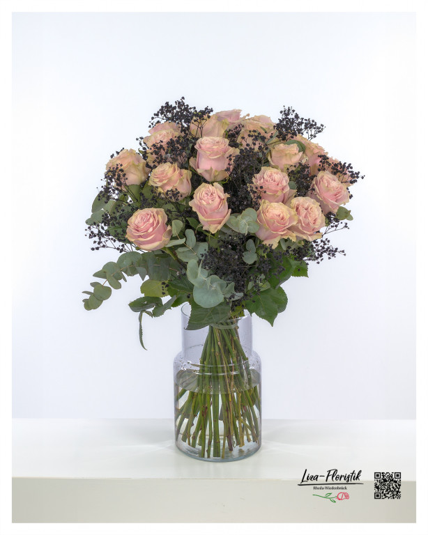 Eleganter Strauß mit Rosen, umrahmt von dunklem Schleierkraut und Eukalyptus, der durch seinen subtilen Farbmix eine besondere Tiefe und Raffinesse ausstrahlt.