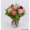 Frische Rosen aus Ecuador, in warmen Farbtönen arrangiert und veredelt mit zartem Schleierkraut – ein zeitloser Klassiker für besondere Momente.