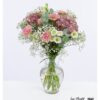 Dieser Blumenstrauß vereint zarte Lisianthus und Nelken in sanften Rosa- und Weißtönen mit prächtigen Hortensien und feinem Schleierkraut, ergänzt durch Eukalyptus, was eine harmonische und elegante Komposition schafft.