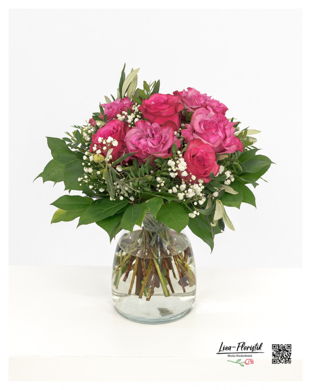 Blumenstrauß mit pinken Rosen, Schleierkraut und Eukalyptus