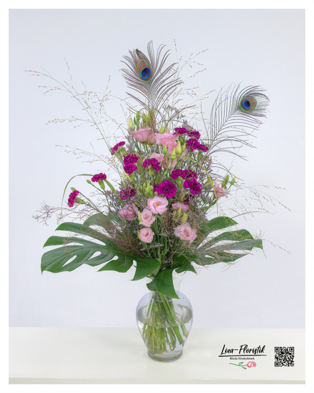 Blumenstrauß mit Pfauenaugen, Nelken, Lisianthus und Statice