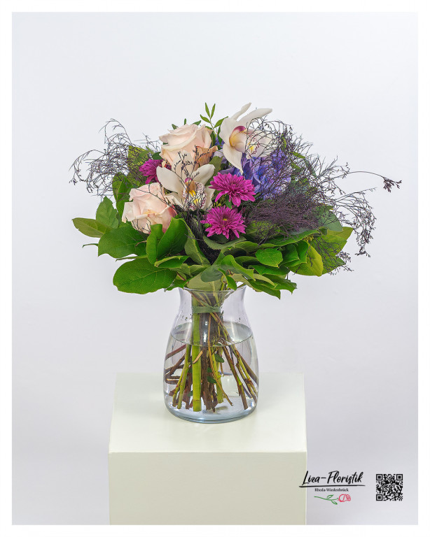 Blumenstrauß mit Orchideen, pastellfarbenen Rosen und lila Hortensie