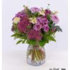 Bunter Chrysanthemenstrauß mit Kamille und Fetthenne, kunstvoll gebunden in zarten Rosa- und Cremetönen