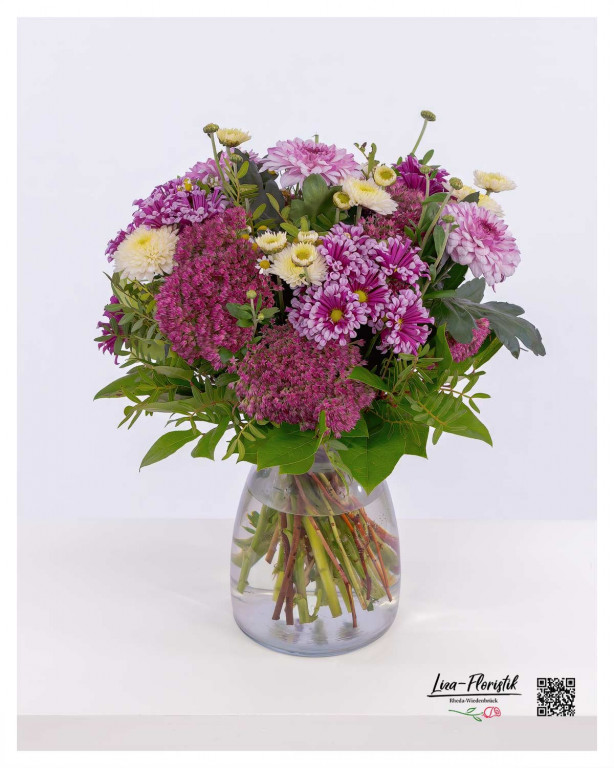 Bunter Chrysanthemenstrauß mit Kamille und Fetthenne, kunstvoll gebunden in zarten Rosa- und Cremetönen