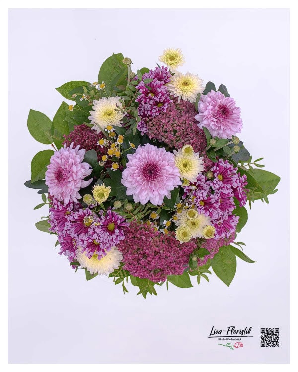 Detailaufnahme eines Chrysanthemenstraußes mit Kamille, Fetthenne und zarten Blüten in Rosa und Creme