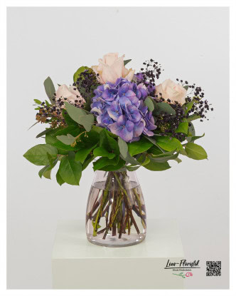 Eleganter Strauß in Violett und Creme Ein harmonisches Bouquet aus cremefarbenen Rosen und einer prachtvollen violetten Hortensie, veredelt mit schwarz gefärbtem Schleierkraut und frischem Eukalyptus. Ein besonderer Blickfang – handgebunden von Liza-Floristik, perfekt als stilvolles Geschenk oder elegantes Highlight für Ihr Zuhause. Eleganter Strauß in Violett und Creme Ein harmonisches Bouquet aus cremefarbenen Rosen und einer prachtvollen violetten Hortensie, veredelt mit schwarz gefärbtem Schleierkraut und frischem Eukalyptus. Ein besonderer Blickfang – handgebunden von Liza-Floristik, perfekt als stilvolles Geschenk oder elegantes Highlight für Ihr Zuhause.