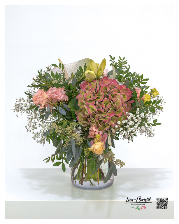 Blumenstrauß für besondere Anlässe mit Hortensie, Nelken, Lisianthus, Amaryllis, Schleierkraut und Anthurie: Ein charmanter Blumenstrauß, der mit seiner Kombination aus Hortensie, Nelken, Lisianthus, Amaryllis, Schleierkraut und Anthurie ein frisches und modernes Arrangement präsentiert – ideal für alle, die natürliche Eleganz lieben.