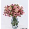 Zarter Blumenstrauß aus rosafarbenen Rosen, verspielten Polyantharosen und leuchtendem Hypericum – eine harmonische Komposition voller Eleganz.