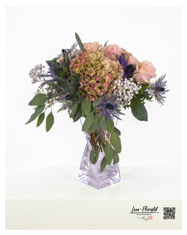 Eleganter Blumenstrauß mit Disteln und pastellfarbenen Rosen, und Hortensien, kombiniert mit Schleierkraut und Eukalyptus – eine elegante Wahl für besondere Anlässe.
