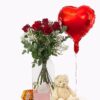 Ein Zeichen der Zuneigung: 10 tiefrote Premium-Rosen, ein kuschelweicher Teddybär, süße Ferrero Küsschen, ein Herzballon und Ihre persönliche Botschaft – alles, um einem besonderen Menschen ein Lächeln zu schenken.