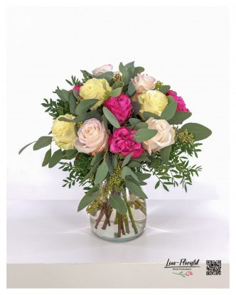 Rosenkomposition in sanften Pastelltönen und kräftigem Pink . Dieser Rosenstrauß kombiniert zarte Creme- und Rosatöne mit leuchtendem Pink, akzentuiert durch frischen Eukalyptus und grünes Beiwerk. Ein stilvolles Arrangement in einer Glasvase, das jeden Raum verschönert.
