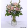 Ein liebevoll arrangierter Blumenstrauß aus Rosen, Chrysanthemen, Lisianthus, Eukalyptus und Schleierkraut – harmonische Farben und Formen für besondere Momente.