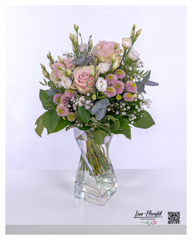 Ein liebevoll arrangierter Blumenstrauß aus Rosen, Chrysanthemen, Lisianthus, Eukalyptus und Schleierkraut – harmonische Farben und Formen für besondere Momente.