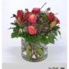 Frisch und festlich: Ein eleganter Blumenstrauß mit Amaryllis, Rosen und Tannenzapfen, perfekt für die winterliche Jahreszeit.