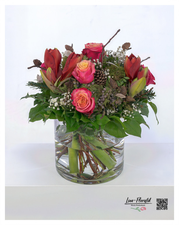 Frisch und festlich: Ein eleganter Blumenstrauß mit Amaryllis, Rosen und Tannenzapfen, perfekt für die winterliche Jahreszeit.
