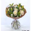 Klassischer Blumenstrauß mit weißen Rosen, Nelken, Lilien und grünem Hypericum – ideal für Hochzeit, Geburtstag oder als stilvolles Geschenk