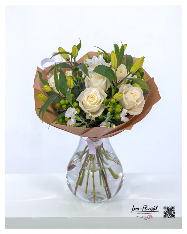 Klassischer Blumenstrauß mit weißen Rosen, Nelken, Lilien und grünem Hypericum – ideal für Hochzeit, Geburtstag oder als stilvolles Geschenk