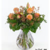 Orange Rosen, rote Amaryllis und goldenes Schleierkraut in harmonischer Kombination – ein Strauß voller Eleganz und Wärme.