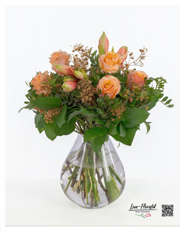 Orange Rosen, rote Amaryllis und goldenes Schleierkraut in harmonischer Kombination – ein Strauß voller Eleganz und Wärme.