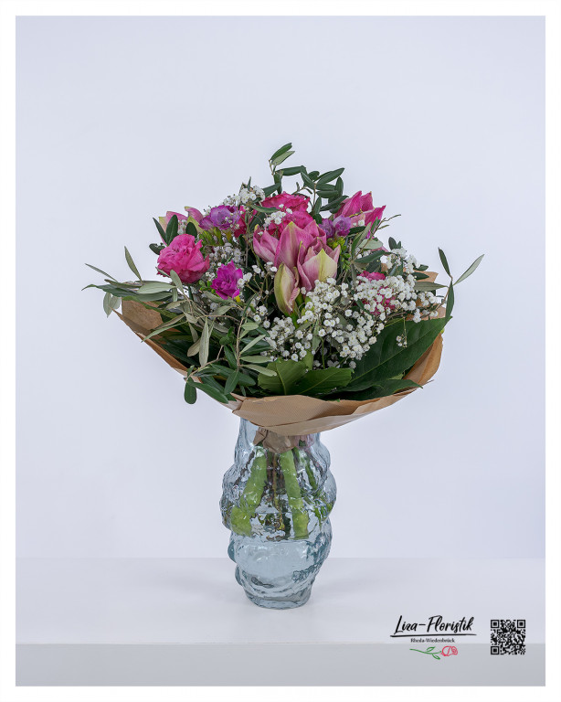 Blumenstrauß mit Amaryllis, Rosen, Freesien, Schleierkraut, Olivenzweigen und Aralienblättern – liebevoll arrangiert und ideal für besondere Anlässe oder als stilvoller Blickfang.