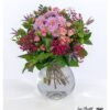 Zart gebundener Blumenstrauß mit Clematis, Chrysanthemen und Polyantharosen