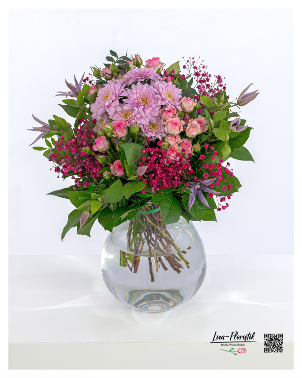 Zart gebundener Blumenstrauß mit Clematis, Chrysanthemen und Polyantharosen