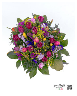 Ein farbenfroher Frühlingsstrauß mit einer harmonischen Mischung aus Tulpen, zarten Blüten und frischem Grün – lebendig arrangiert für einen natürlichen und eleganten Look.