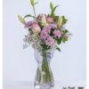 Ein eleganter Geburtstagsstrauß mit rosa Rosen, Chrysanthemen und Lilien – eine liebevolle Geste, die Freude schenkt.