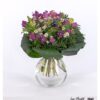 Ein wunderschöner Frühlingsstrauß aus lila Tulpen, strahlend weißen Kamillenblüten, duftenden Hyazinthen, hellgelben Narzissen und zarten grünen Blättern, der eine harmonische und ansprechende Komposition bildet.