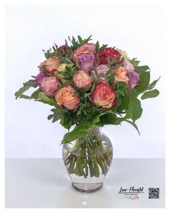 Ein harmonischer Blumenstrauß mit Rosen in warmen Rot-, Rosa-, Lila- und Gelbtönen. Ein toller Strauß zum Geburtstag.