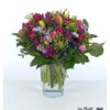 Ein lebendiger Frühlingsstrauß mit einer harmonischen Mischung aus roten, gelben und rosa Tulpen, zarten Schleierkraut-Blüten, violetten Statice, leuchtendem Frauenmantel und sattgrünem Eukalyptus – ein farbenfrohes Arrangement voller Frische und Lebensfreude.