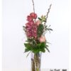 Eleganter Blumenstrauß mit Cymbidium-Orchideen, zarten Rosen in Rosé, weißem Beeren-Schmuck und Weidenkätzchen, kombiniert mit grünen Blättern und feinen Zweigen – locker und modern gebunden.