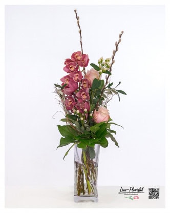 Eleganter Blumenstrauß mit Cymbidium-Orchideen, zarten Rosen in Rosé, weißem Beeren-Schmuck und Weidenkätzchen, kombiniert mit grünen Blättern und feinen Zweigen – locker und modern gebunden.