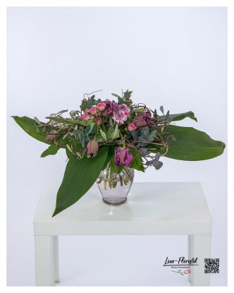 Eleganter Blumenstrauß mit französischen Tulpen, Nelken, Polyantharosen, Eukalyptus und Olivenzweigen – stilvolle Floristik in Lila und Grün für besondere Anlässe.