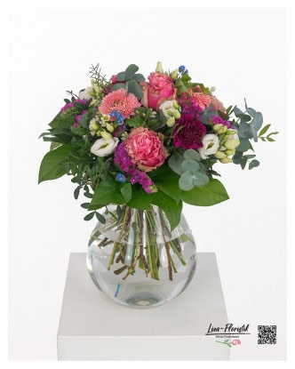 Ein Blumenstrauß mit Vergiss-mein-nicht, Ecuador Rosen "Wild Esperance", duftenden Nelken, zarten Lisianthus und frischem Eukalyptus. Ergänzt wird das Arrangement durch Statice und leuchtenden Gerberas, die für einen harmonischen, natürlichen Look sorgen.