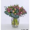 Frühlingshafter Tulpenstrauß mit rosa-grünen Tulpen, zartem pinkem Limonium und silbrigem Eukalyptus – locker gebunden im natürlichen Stil.