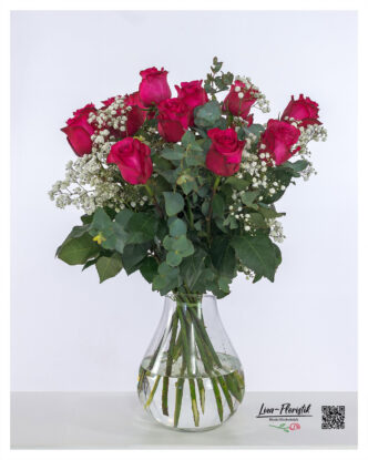 Strauß mit 12 kräftig pinken Ecuador-Rosen der Sorte „Lola“, kombiniert mit zartem Schleierkraut und frischem Eukalyptus – hochwertig gebunden im klassischen Stil.