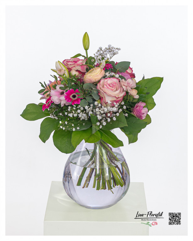 Elegantes Blumenbouquet mit Rosen, Eustoma, Nelken, perfekt für Hochzeiten, Geburtstage und besondere Anlässe, von Liza-Floristik gestaltet.