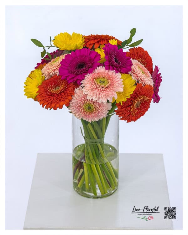 Blumenstrauß Lintel mit Gerbera in kräftigen Farben wie Pink, Orange, Gelb und zartem Rosa, liebevoll rund gebunden und mit Grün ergänzt.