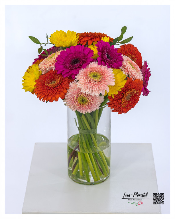 Blumenstrauß Lintel mit Gerbera in kräftigen Farben wie Pink, Orange, Gelb und zartem Rosa, liebevoll rund gebunden und mit Grün ergänzt.