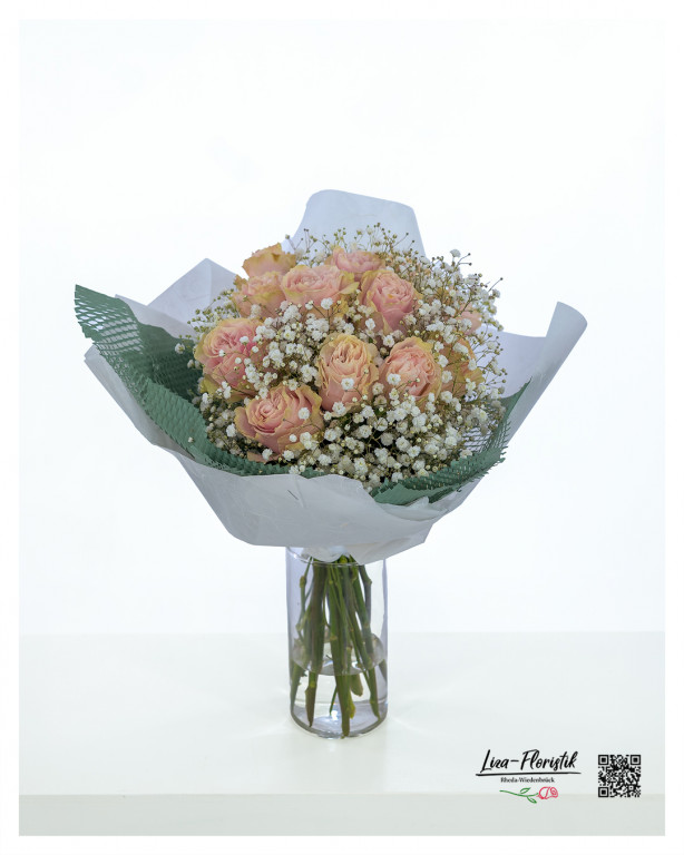 Blumenstrauß mit 12 Rosen und Schleierkraut – zartes Rosé, elegante Verpackung, kostenlos geliefert in Rheda-Wiedenbrück & Umgebung. Jetzt bestellen!