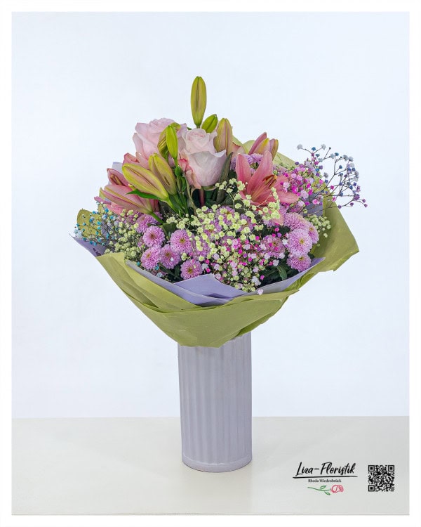 Fröhlicher Geburtstagsstrauß mit rosa Lilien, zarten Rosen, violetten Chrysanthemen, Schleierkraut und farbigem Statice – liebevoll gebunden und mit einer dekorativen grün-lila Papiermanschette umwickelt, perfekt als blumiger Geburtstagsgruß.