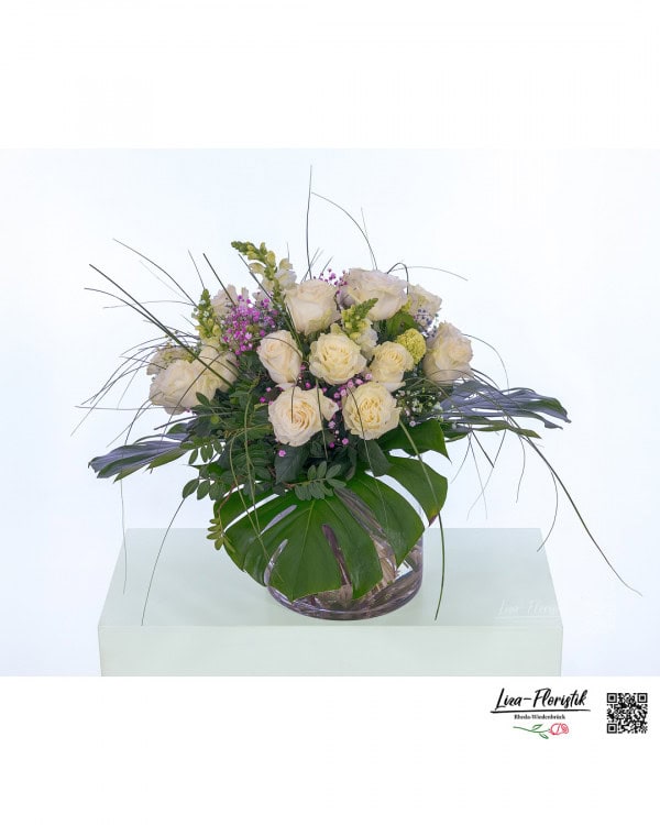Großer, runder Blumenstrauß mit 20 edlen, cremeweißen Ecuador Rosen der Sorte Mondial, kombiniert mit saisonalem Schneeball, zarten Löwenmäulchen und farbigem Schleierkraut in Rosa, Violett und Weiß. Üppig gebunden mit tropischem Blattgrün und langen Gräsern für eine elegante, moderne Optik.