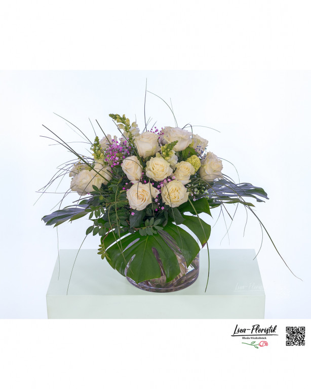 Großer, runder Blumenstrauß mit 20 edlen, cremeweißen Ecuador Rosen der Sorte Mondial, kombiniert mit saisonalem Schneeball, zarten Löwenmäulchen und farbigem Schleierkraut in Rosa, Violett und Weiß. Üppig gebunden mit tropischem Blattgrün und langen Gräsern für eine elegante, moderne Optik.
