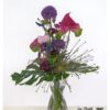Moderner Blumenstrauß mit Allium, darunter auch eine sternförmig explodierende Allium-Schuberti-Blüte. Ergänzt wird das Arrangement durch leuchtend pinke Anthurien, zarte rosa Pfingstrosen, tiefviolette Clematis und kleine, filigrane Statice-Blüten – kombiniert mit großflächigem Grün für einen expressiven, skulpturalen Look.