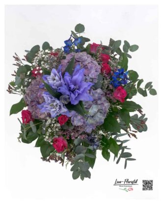 Blumenstrauß mit lila Hortensien, pinken Rosen, violetten Lilien, blauem Rittersporn, Schleierkraut, Statice und frischem Eukalyptus im Detail